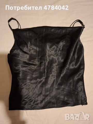 Черен потник с Ве образно деколте.