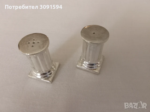 Солница и пиперница, римска колона, изработена от посребрен благороден метал, с квадратна основа. 