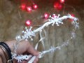 Бял нежен коледен венец за глава с бели снежинки и перлички  Ръчна Изработка Венче за глава , снимка 1 - Аксесоари за коса - 38462974