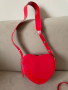 Лачена червена дамска чанта-сърце с дълга дръжка