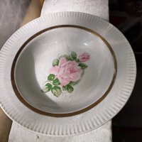 Порцеланова чиния с роза и златен кант маркировка, снимка 4 - Антикварни и старинни предмети - 34518149