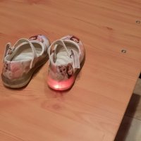 Светещи обувки с Елза и Ана , снимка 3 - Детски обувки - 35390199