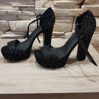Дамски обувки на bershka , снимка 1 - Дамски обувки на ток - 31568242