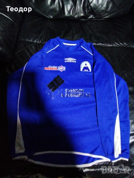 продавам футболна тениска на ØYER-TRETTEN 1913 номерът е XS може и да стане и за S струва 25 лв, снимка 1