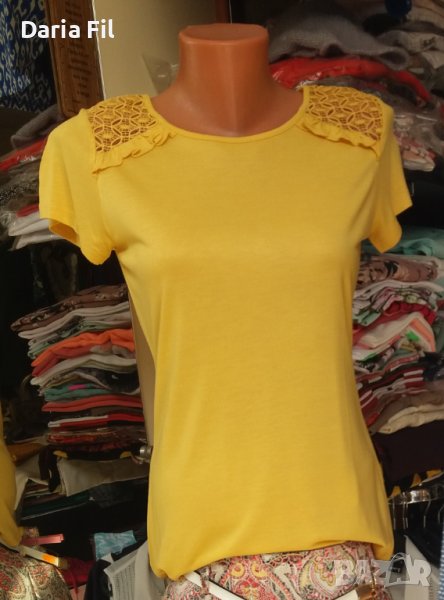 Супертъничка и лека жълта блузка с дантела и малки къдрички на раменете , снимка 1
