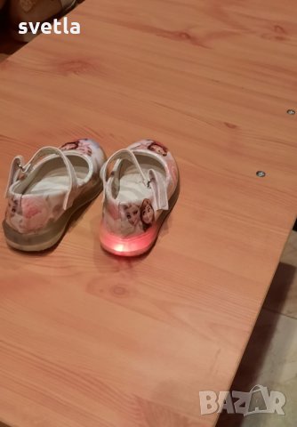 Светещи обувки с Елза и Ана , снимка 3 - Детски обувки - 35390199