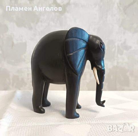Ръчно резбован слон от абанос и кост - винтидж фигурка. 