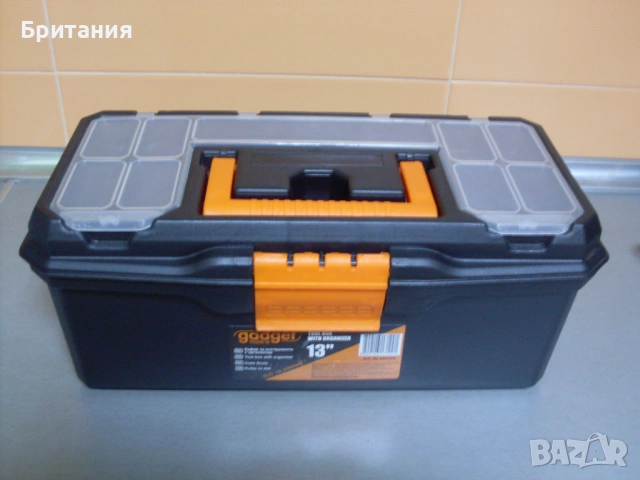 Куфар за инструменти или рибарски принадлежности.