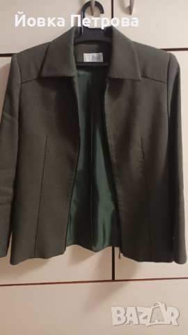 Продавам дамски костюм от две части сако и панталон. Зелен, делови, с прав панталон, сакото класичес, снимка 2 - Костюми - 39421677