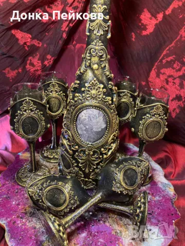 Сервиз за аперитив от шест чаши и бутилка в злато