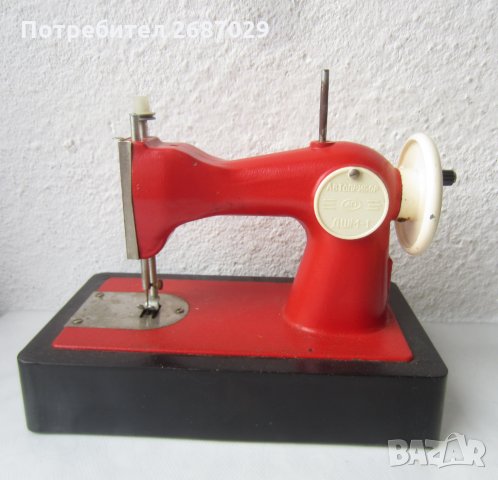 Руска детска шевна машина, червена, запазена, снимка 1 - Антикварни и старинни предмети - 29476651