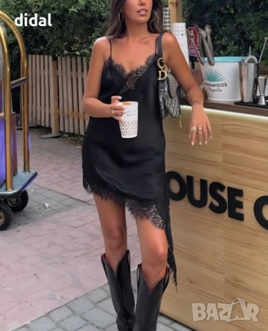 Изкусителна сатенена рокля с дантела 