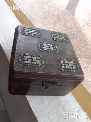 Антикварна дървена кутия с метален обков