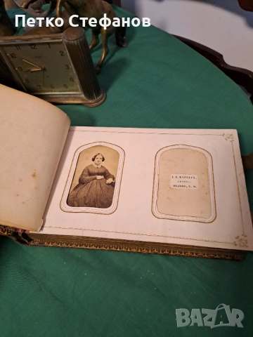 Старинна книга на англиско семейство