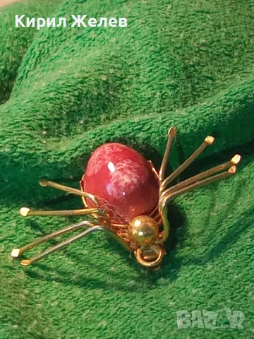 СТАРА ФИГУРАЛНА ПОЗЛАТЕНА МЕСИНГОВА БРОШКА ПАЯК с ШЛИФОВАН РЯДЪК МИНЕРАЛ КАМЪК 45609, снимка 12 - Антикварни и старинни предмети - 46233748
