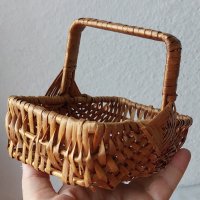 Стара дървена малка сладка плетена правоъгълна кошница с дръжка, снимка 4 - Други - 42335507