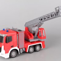 ✨Радиоуправляема пожарна кола пръскаща вода   , снимка 2 - Коли, камиони, мотори, писти - 44430930