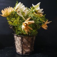 Изкуствени цветя в метална кашпа, снимка 3 - Изкуствени цветя - 35349563