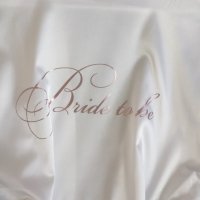 Сатенен халат с надпис по Ваше желание , снимка 2 - Сватбени рокли - 30031662