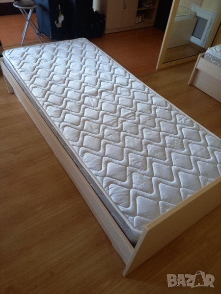 Единичо легло с матрак - малко ползвано отлично състояние!, снимка 1