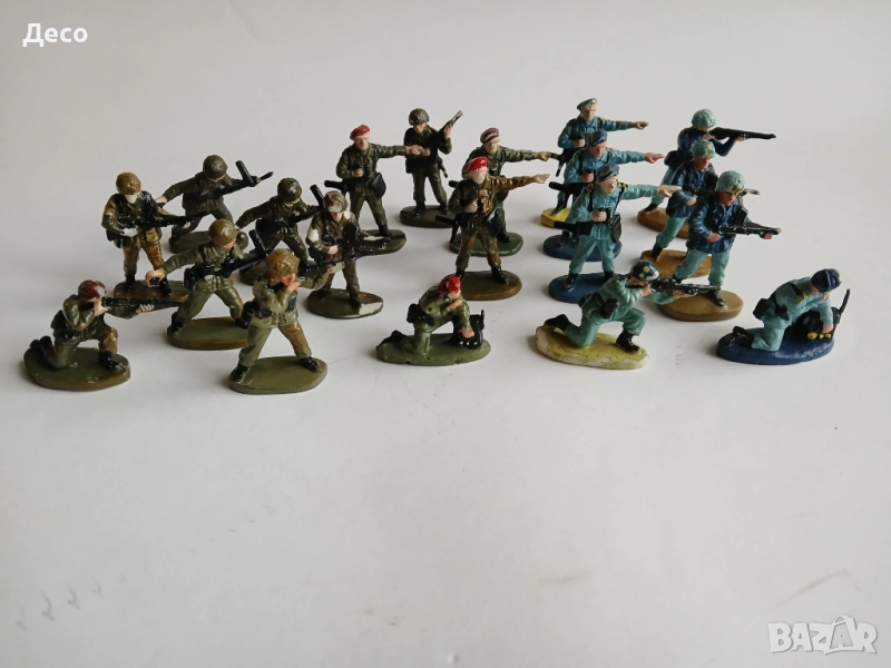 Стари ръчно рисувани фигурки войници., снимка 1