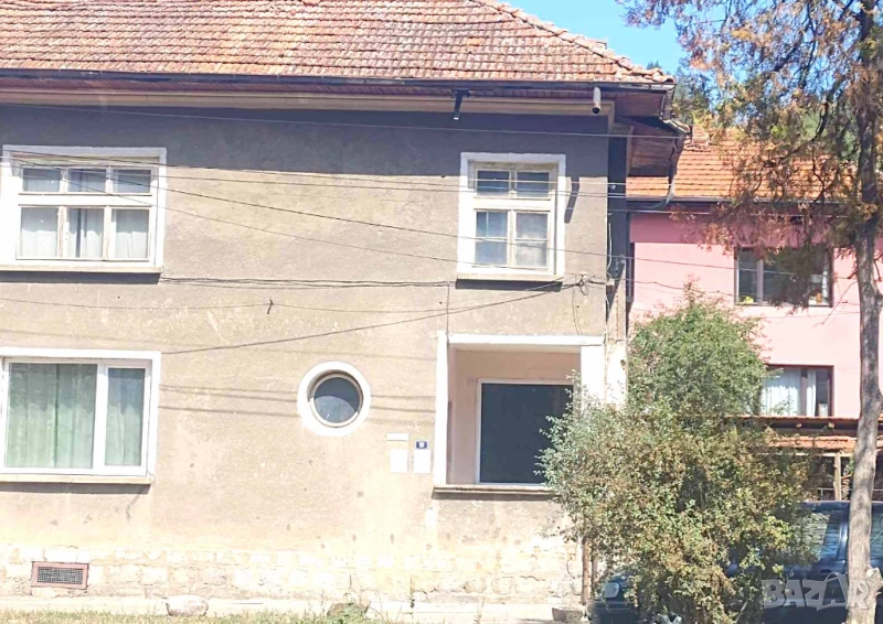 Продавам ДВУЕТАЖНА МАСИВНА КЪЩА до центъра на Тетевен, снимка 1