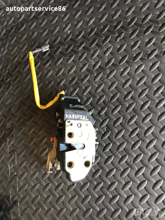 брава на предната лява врата за KIA Carnival CRDi (2002–2006), снимка 1