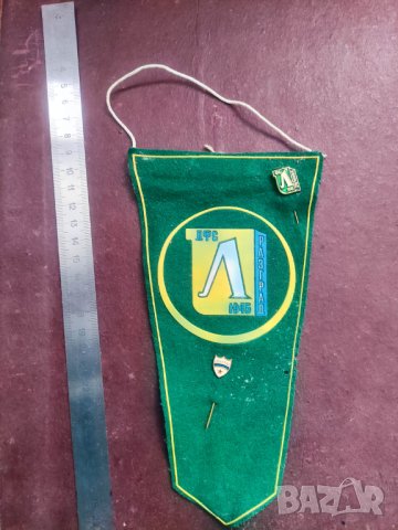 Продавам стари футболни флагчета и значки II