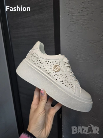 Нови жестоки дамски сникърси