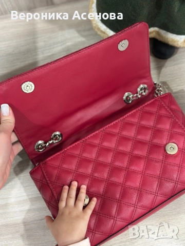 Червено бижу чанта Guess, снимка 5 - Чанти - 52541192