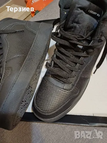 Продавам нови черни маратонки 