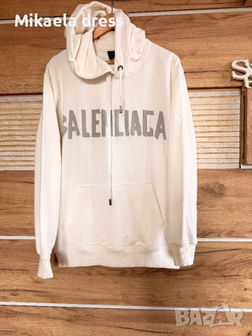 Страхотно худи от Balenciaga с изтъркан вид. Бял цвят, подходящ за всекидневието. Съчетава се перфек, снимка 4 - Суичъри - 53882277