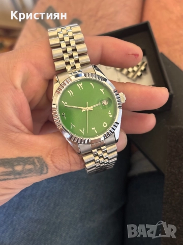 Самонавиващ часовник с арабски цифри