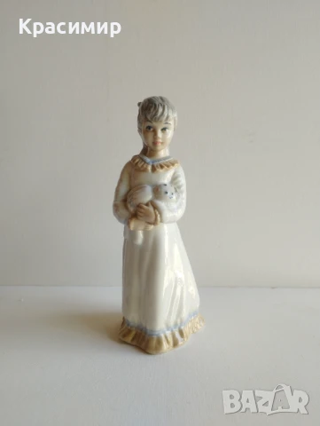 Порцеланова фигурка Sango Испания - момиче, държащо кукла, височина 20 см. , снимка 2 - Колекции - 51074792
