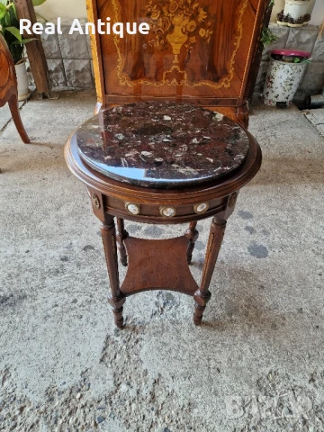 Страхотна антикварна френска дървена масичка с мраморен плот