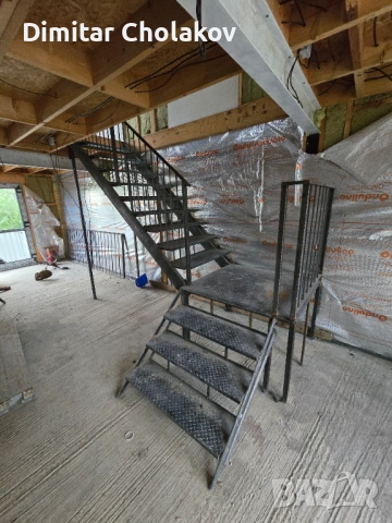 Метално стълбище от къща 