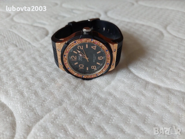 Дамски часовник Q&Q с камъни