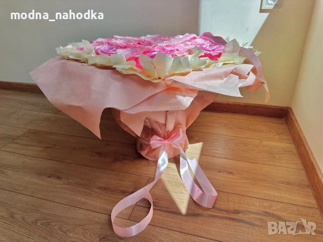 Огромен розов букет във формата на сърце от изкуствени рози, снимка 4 - Изкуствени цветя - 54342513