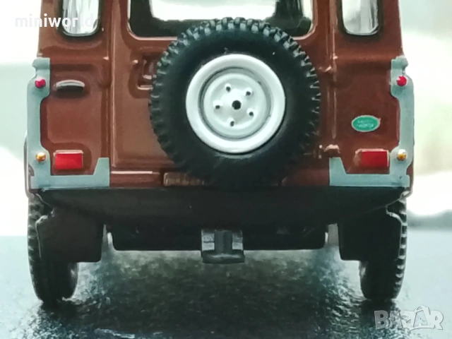Land Rover Defender 110 - мащаб 1:64 на MiniGT моделът е нов в кутия, снимка 11 - Колекции - 53239036