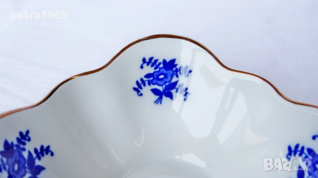 Порцеланова некръгла купа на Коростенския завод със златен кант и кобалтови цветя, снимка 2 - Други - 50627821