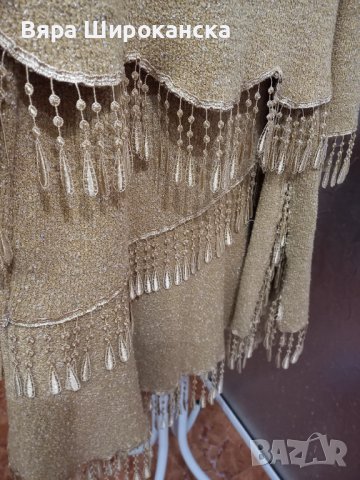 Плътен костюм. Размер М. Стегнато копринено букле с малка еластичност. Интересен модел с декорации и, снимка 10 - Костюми - 40522727