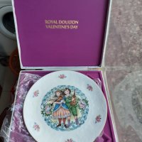 Колекционерска чиния Royal Doulton Valentines Day 1981, снимка 1 - Антикварни и старинни предмети - 35211199