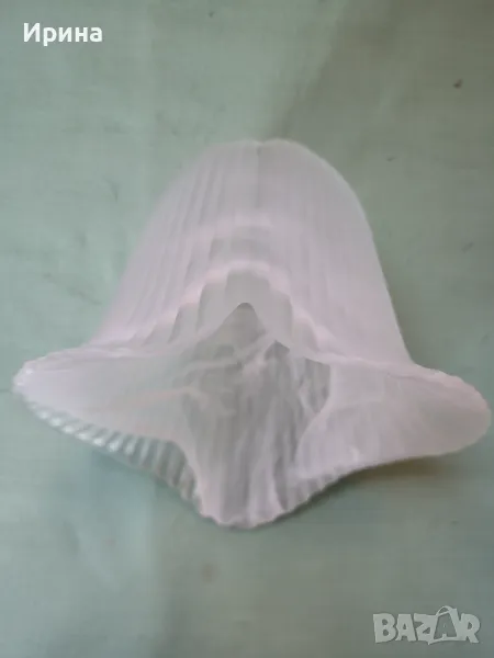Плафон за лампа. Изработен от бяло матирано стъкло във формата на цвете., снимка 1