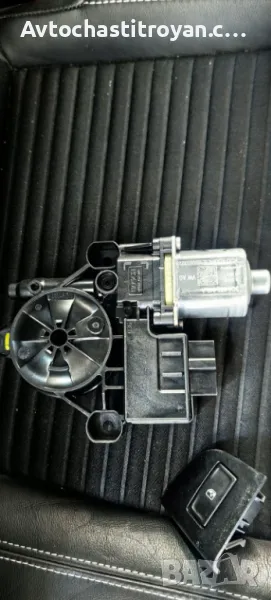 Задно дясно моторче за стъклото Skoda Octavia 3 VRS 2016, снимка 1