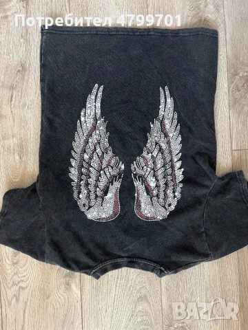 Дамска тениска с ангелски крила на гърба.