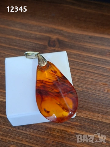 Стар сребърен медальон/висулка с кехлибар , снимка 2 - Колиета, медальони, синджири - 54111931