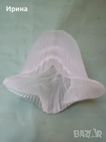 Плафон за лампа. Изработен от бяло матирано стъкло във формата на цвете.