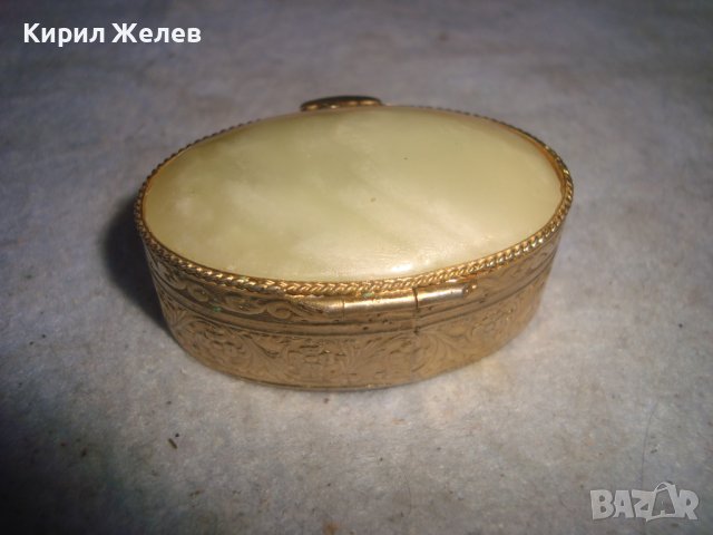 ПОЗЛАТЕНА СТИЛНО ОРНАМЕНТИРАНА КУТИЙКА за БИЖУТА илиДРУГО с КАПАЧЕ от НАТУРАЛЕН МРАМОРЕН ОНИКС 29077, снимка 6 - Други ценни предмети - 38152445