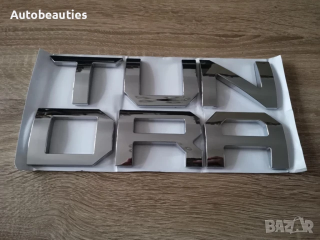 сребриста емблема надпис Toyota Tundra