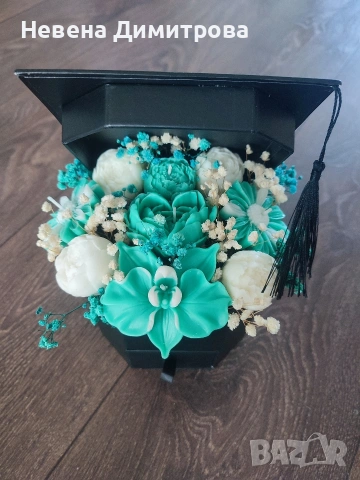 Букет от соеви свещи в кутия академична шапка за бал